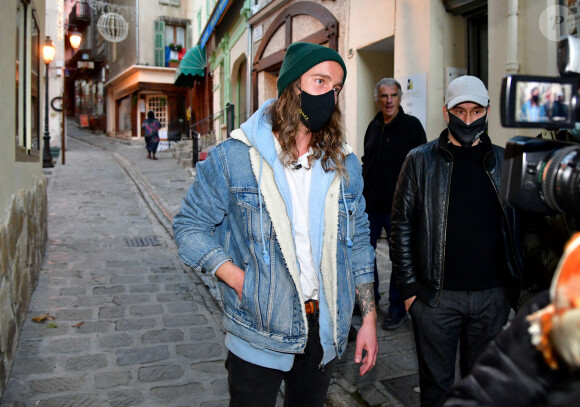 Exclusif - Le chanteur Julien Doré à la rencontre des sinistrés avec des bénévoles du Secours populaire dans la Vésubie suite au passage de la tempête Alex, à Saint-Martin-Vésubie, France, le 21 novembre 2020. Une vingtaine de célébrités ont lancé une tombola en ligne (karmadon.org) pour venir en aide à ceux qui sont dans le besoin, j'usqu'ici, ce sont 200 000 € qui ont été collectés, au profit du Secours populaire afin de venir en aide aux habitants des Alpes Maritimes qui ont été gravement touchés par la tempête Alex le 3 octobre dernier. Le chanteur et les bénévoles du Secours populaire ont échangé avec le maire de Saint-Martin-Vésubie. C'est à Saint-Martin-Vésubie où enfant Julien Doré passait ses vacances dans le chalet de sa grand-mère. Il y a composé et enregistré les chansons de son album "&" (Esperluette). © Bruno Bebert/Bestimage