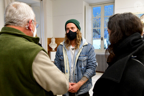 Exclusif - Le chanteur Julien Doré à la rencontre des sinistrés avec des bénévoles du Secours populaire dans la Vésubie suite au passage de la tempête Alex, à Saint-Martin-Vésubie, France, le 21 novembre 2020. Une vingtaine de célébrités ont lancé une tombola en ligne (karmadon.org) pour venir en aide à ceux qui sont dans le besoin, j'usqu'ici, ce sont 200 000 € qui ont été collectés, au profit du Secours populaire afin de venir en aide aux habitants des Alpes Maritimes qui ont été gravement touchés par la tempête Alex le 3 octobre dernier. Le chanteur et les bénévoles du Secours populaire ont échangé avec le maire de Saint-Martin-Vésubie. C'est à Saint-Martin-Vésubie où enfant Julien Doré passait ses vacances dans le chalet de sa grand-mère. Il y a composé et enregistré les chansons de son album "&" (Esperluette). © Bruno Bebert/Bestimage