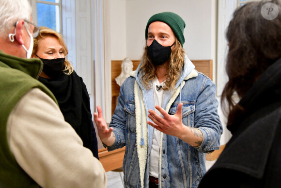 Exclusif - Le chanteur Julien Doré à la rencontre des sinistrés avec des bénévoles du Secours populaire dans la Vésubie suite au passage de la tempête Alex, à Saint-Martin-Vésubie, France, le 21 novembre 2020. Une vingtaine de célébrités ont lancé une tombola en ligne (karmadon.org) pour venir en aide à ceux qui sont dans le besoin, j'usqu'ici, ce sont 200 000 € qui ont été collectés, au profit du Secours populaire afin de venir en aide aux habitants des Alpes Maritimes qui ont été gravement touchés par la tempête Alex le 3 octobre dernier. Le chanteur et les bénévoles du Secours populaire ont échangé avec le maire de Saint-Martin-Vésubie. C'est à Saint-Martin-Vésubie où enfant Julien Doré passait ses vacances dans le chalet de sa grand-mère. Il y a composé et enregistré les chansons de son album "&" (Esperluette). © Bruno Bebert/Bestimage