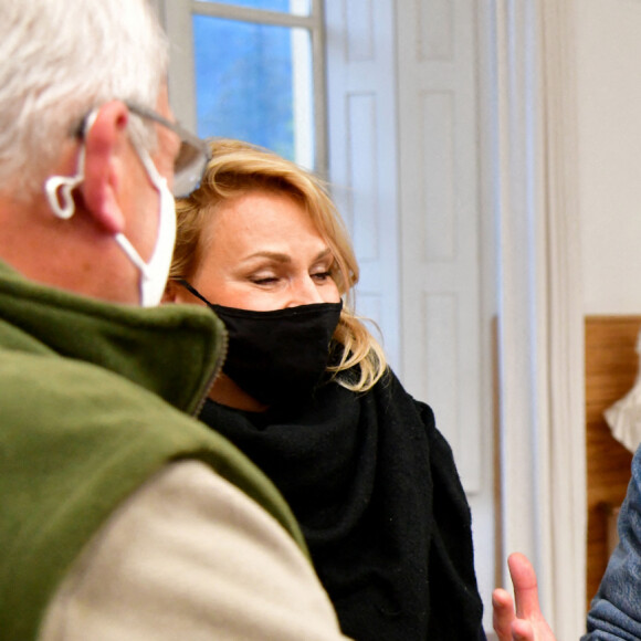 Exclusif - Le chanteur Julien Doré à la rencontre des sinistrés avec des bénévoles du Secours populaire dans la Vésubie suite au passage de la tempête Alex, à Saint-Martin-Vésubie, France, le 21 novembre 2020. Une vingtaine de célébrités ont lancé une tombola en ligne (karmadon.org) pour venir en aide à ceux qui sont dans le besoin, j'usqu'ici, ce sont 200 000 € qui ont été collectés, au profit du Secours populaire afin de venir en aide aux habitants des Alpes Maritimes qui ont été gravement touchés par la tempête Alex le 3 octobre dernier. Le chanteur et les bénévoles du Secours populaire ont échangé avec le maire de Saint-Martin-Vésubie. C'est à Saint-Martin-Vésubie où enfant Julien Doré passait ses vacances dans le chalet de sa grand-mère. Il y a composé et enregistré les chansons de son album "&" (Esperluette). © Bruno Bebert/Bestimage