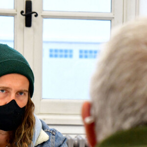 Exclusif - Le chanteur Julien Doré à la rencontre des sinistrés avec des bénévoles du Secours populaire dans la Vésubie suite au passage de la tempête Alex, à Saint-Martin-Vésubie, France, le 21 novembre 2020. Une vingtaine de célébrités ont lancé une tombola en ligne (karmadon.org) pour venir en aide à ceux qui sont dans le besoin, j'usqu'ici, ce sont 200 000 € qui ont été collectés, au profit du Secours populaire afin de venir en aide aux habitants des Alpes Maritimes qui ont été gravement touchés par la tempête Alex le 3 octobre dernier. Le chanteur et les bénévoles du Secours populaire ont échangé avec le maire de Saint-Martin-Vésubie. C'est à Saint-Martin-Vésubie où enfant Julien Doré passait ses vacances dans le chalet de sa grand-mère. Il y a composé et enregistré les chansons de son album "&" (Esperluette). © Bruno Bebert/Bestimage