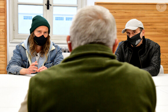 Exclusif - Le chanteur Julien Doré à la rencontre des sinistrés avec des bénévoles du Secours populaire dans la Vésubie suite au passage de la tempête Alex, à Saint-Martin-Vésubie, France, le 21 novembre 2020. Une vingtaine de célébrités ont lancé une tombola en ligne (karmadon.org) pour venir en aide à ceux qui sont dans le besoin, j'usqu'ici, ce sont 200 000 € qui ont été collectés, au profit du Secours populaire afin de venir en aide aux habitants des Alpes Maritimes qui ont été gravement touchés par la tempête Alex le 3 octobre dernier. Le chanteur et les bénévoles du Secours populaire ont échangé avec le maire de Saint-Martin-Vésubie. C'est à Saint-Martin-Vésubie où enfant Julien Doré passait ses vacances dans le chalet de sa grand-mère. Il y a composé et enregistré les chansons de son album "&" (Esperluette). © Bruno Bebert/Bestimage