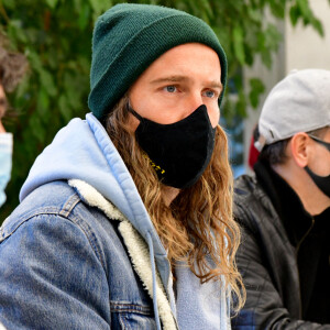 Exclusif - Le chanteur Julien Doré à la rencontre des sinistrés avec des bénévoles du Secours populaire dans la Vésubie suite au passage de la tempête Alex, à Saint-Martin-Vésubie, France, le 21 novembre 2020. Une vingtaine de célébrités ont lancé une tombola en ligne (karmadon.org) pour venir en aide à ceux qui sont dans le besoin, j'usqu'ici, ce sont 200 000 € qui ont été collectés, au profit du Secours populaire afin de venir en aide aux habitants des Alpes Maritimes qui ont été gravement touchés par la tempête Alex le 3 octobre dernier. Le chanteur et les bénévoles du Secours populaire ont échangé avec le maire de Saint-Martin-Vésubie. C'est à Saint-Martin-Vésubie où enfant Julien Doré passait ses vacances dans le chalet de sa grand-mère. Il y a composé et enregistré les chansons de son album "&" (Esperluette). © Bruno Bebert/Bestimage