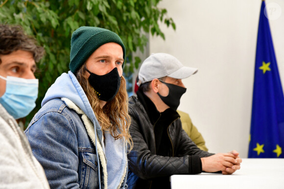 Exclusif - Le chanteur Julien Doré à la rencontre des sinistrés avec des bénévoles du Secours populaire dans la Vésubie suite au passage de la tempête Alex, à Saint-Martin-Vésubie, France, le 21 novembre 2020. Une vingtaine de célébrités ont lancé une tombola en ligne (karmadon.org) pour venir en aide à ceux qui sont dans le besoin, j'usqu'ici, ce sont 200 000 € qui ont été collectés, au profit du Secours populaire afin de venir en aide aux habitants des Alpes Maritimes qui ont été gravement touchés par la tempête Alex le 3 octobre dernier. Le chanteur et les bénévoles du Secours populaire ont échangé avec le maire de Saint-Martin-Vésubie. C'est à Saint-Martin-Vésubie où enfant Julien Doré passait ses vacances dans le chalet de sa grand-mère. Il y a composé et enregistré les chansons de son album "&" (Esperluette). © Bruno Bebert/Bestimage