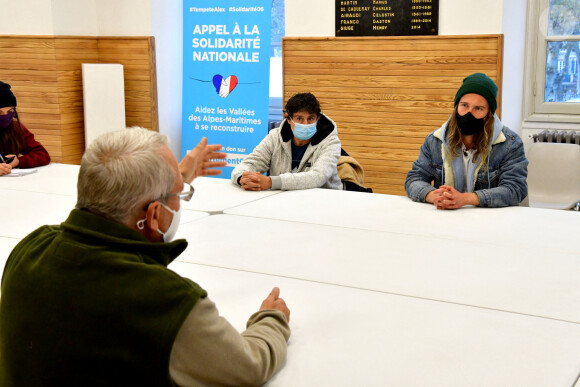 Exclusif - Le chanteur Julien Doré à la rencontre des sinistrés avec des bénévoles du Secours populaire dans la Vésubie suite au passage de la tempête Alex, à Saint-Martin-Vésubie, France, le 21 novembre 2020. Une vingtaine de célébrités ont lancé une tombola en ligne (karmadon.org) pour venir en aide à ceux qui sont dans le besoin, j'usqu'ici, ce sont 200 000 € qui ont été collectés, au profit du Secours populaire afin de venir en aide aux habitants des Alpes Maritimes qui ont été gravement touchés par la tempête Alex le 3 octobre dernier. Le chanteur et les bénévoles du Secours populaire ont échangé avec le maire de Saint-Martin-Vésubie. C'est à Saint-Martin-Vésubie où enfant Julien Doré passait ses vacances dans le chalet de sa grand-mère. Il y a composé et enregistré les chansons de son album "&" (Esperluette). © Bruno Bebert/Bestimage