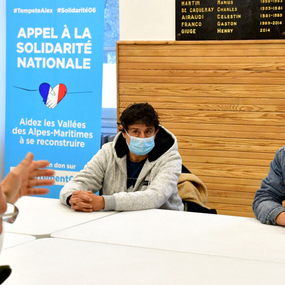 Exclusif - Le chanteur Julien Doré à la rencontre des sinistrés avec des bénévoles du Secours populaire dans la Vésubie suite au passage de la tempête Alex, à Saint-Martin-Vésubie, France, le 21 novembre 2020. Une vingtaine de célébrités ont lancé une tombola en ligne (karmadon.org) pour venir en aide à ceux qui sont dans le besoin, j'usqu'ici, ce sont 200 000 € qui ont été collectés, au profit du Secours populaire afin de venir en aide aux habitants des Alpes Maritimes qui ont été gravement touchés par la tempête Alex le 3 octobre dernier. Le chanteur et les bénévoles du Secours populaire ont échangé avec le maire de Saint-Martin-Vésubie. C'est à Saint-Martin-Vésubie où enfant Julien Doré passait ses vacances dans le chalet de sa grand-mère. Il y a composé et enregistré les chansons de son album "&" (Esperluette). © Bruno Bebert/Bestimage