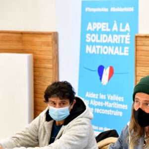 Exclusif - Le chanteur Julien Doré à la rencontre des sinistrés avec des bénévoles du Secours populaire dans la Vésubie suite au passage de la tempête Alex, à Saint-Martin-Vésubie, France, le 21 novembre 2020. Une vingtaine de célébrités ont lancé une tombola en ligne (karmadon.org) pour venir en aide à ceux qui sont dans le besoin, j'usqu'ici, ce sont 200 000 € qui ont été collectés, au profit du Secours populaire afin de venir en aide aux habitants des Alpes Maritimes qui ont été gravement touchés par la tempête Alex le 3 octobre dernier. Le chanteur et les bénévoles du Secours populaire ont échangé avec le maire de Saint-Martin-Vésubie. C'est à Saint-Martin-Vésubie où enfant Julien Doré passait ses vacances dans le chalet de sa grand-mère. Il y a composé et enregistré les chansons de son album "&" (Esperluette). © Bruno Bebert/Bestimage