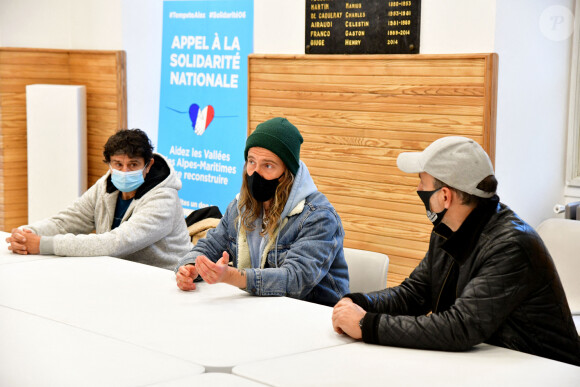 Exclusif - Le chanteur Julien Doré à la rencontre des sinistrés avec des bénévoles du Secours populaire dans la Vésubie suite au passage de la tempête Alex, à Saint-Martin-Vésubie, France, le 21 novembre 2020. Une vingtaine de célébrités ont lancé une tombola en ligne (karmadon.org) pour venir en aide à ceux qui sont dans le besoin, j'usqu'ici, ce sont 200 000 € qui ont été collectés, au profit du Secours populaire afin de venir en aide aux habitants des Alpes Maritimes qui ont été gravement touchés par la tempête Alex le 3 octobre dernier. Le chanteur et les bénévoles du Secours populaire ont échangé avec le maire de Saint-Martin-Vésubie. C'est à Saint-Martin-Vésubie où enfant Julien Doré passait ses vacances dans le chalet de sa grand-mère. Il y a composé et enregistré les chansons de son album "&" (Esperluette). © Bruno Bebert/Bestimage