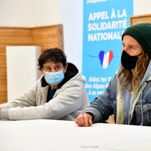 Exclusif - Le chanteur Julien Doré à la rencontre des sinistrés avec des bénévoles du Secours populaire dans la Vésubie suite au passage de la tempête Alex, à Saint-Martin-Vésubie, France, le 21 novembre 2020. Une vingtaine de célébrités ont lancé une tombola en ligne (karmadon.org) pour venir en aide à ceux qui sont dans le besoin, j'usqu'ici, ce sont 200 000 € qui ont été collectés, au profit du Secours populaire afin de venir en aide aux habitants des Alpes Maritimes qui ont été gravement touchés par la tempête Alex le 3 octobre dernier. Le chanteur et les bénévoles du Secours populaire ont échangé avec le maire de Saint-Martin-Vésubie. C'est à Saint-Martin-Vésubie où enfant Julien Doré passait ses vacances dans le chalet de sa grand-mère. Il y a composé et enregistré les chansons de son album "&" (Esperluette). © Bruno Bebert/Bestimage