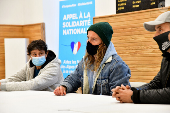 Exclusif - Le chanteur Julien Doré à la rencontre des sinistrés avec des bénévoles du Secours populaire dans la Vésubie suite au passage de la tempête Alex, à Saint-Martin-Vésubie, France, le 21 novembre 2020. Une vingtaine de célébrités ont lancé une tombola en ligne (karmadon.org) pour venir en aide à ceux qui sont dans le besoin, j'usqu'ici, ce sont 200 000 € qui ont été collectés, au profit du Secours populaire afin de venir en aide aux habitants des Alpes Maritimes qui ont été gravement touchés par la tempête Alex le 3 octobre dernier. Le chanteur et les bénévoles du Secours populaire ont échangé avec le maire de Saint-Martin-Vésubie. C'est à Saint-Martin-Vésubie où enfant Julien Doré passait ses vacances dans le chalet de sa grand-mère. Il y a composé et enregistré les chansons de son album "&" (Esperluette). © Bruno Bebert/Bestimage