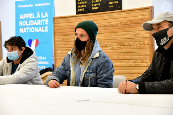 Exclusif - Le chanteur Julien Doré à la rencontre des sinistrés avec des bénévoles du Secours populaire dans la Vésubie suite au passage de la tempête Alex, à Saint-Martin-Vésubie, France, le 21 novembre 2020. Une vingtaine de célébrités ont lancé une tombola en ligne (karmadon.org) pour venir en aide à ceux qui sont dans le besoin, j'usqu'ici, ce sont 200 000 € qui ont été collectés, au profit du Secours populaire afin de venir en aide aux habitants des Alpes Maritimes qui ont été gravement touchés par la tempête Alex le 3 octobre dernier. Le chanteur et les bénévoles du Secours populaire ont échangé avec le maire de Saint-Martin-Vésubie. C'est à Saint-Martin-Vésubie où enfant Julien Doré passait ses vacances dans le chalet de sa grand-mère. Il y a composé et enregistré les chansons de son album "&" (Esperluette). © Bruno Bebert/Bestimage