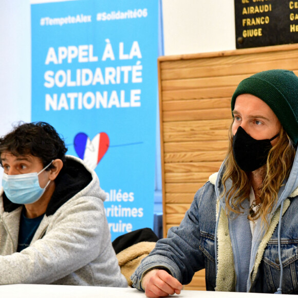 Exclusif - Le chanteur Julien Doré à la rencontre des sinistrés avec des bénévoles du Secours populaire dans la Vésubie suite au passage de la tempête Alex, à Saint-Martin-Vésubie, France, le 21 novembre 2020. Une vingtaine de célébrités ont lancé une tombola en ligne (karmadon.org) pour venir en aide à ceux qui sont dans le besoin, j'usqu'ici, ce sont 200 000 € qui ont été collectés, au profit du Secours populaire afin de venir en aide aux habitants des Alpes Maritimes qui ont été gravement touchés par la tempête Alex le 3 octobre dernier. Le chanteur et les bénévoles du Secours populaire ont échangé avec le maire de Saint-Martin-Vésubie. C'est à Saint-Martin-Vésubie où enfant Julien Doré passait ses vacances dans le chalet de sa grand-mère. Il y a composé et enregistré les chansons de son album "&" (Esperluette). © Bruno Bebert/Bestimage