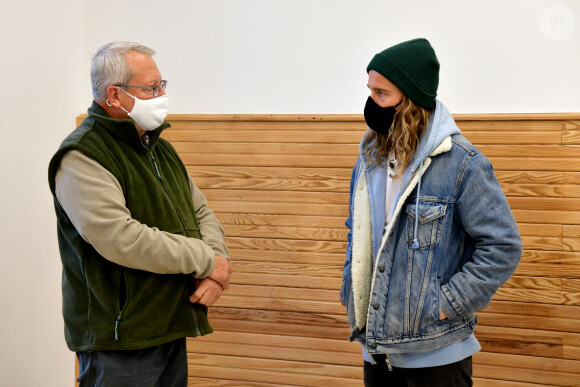 Exclusif - Le chanteur Julien Doré à la rencontre des sinistrés avec des bénévoles du Secours populaire dans la Vésubie suite au passage de la tempête Alex, à Saint-Martin-Vésubie, France, le 21 novembre 2020. Une vingtaine de célébrités ont lancé une tombola en ligne (karmadon.org) pour venir en aide à ceux qui sont dans le besoin, j'usqu'ici, ce sont 200 000 € qui ont été collectés, au profit du Secours populaire afin de venir en aide aux habitants des Alpes Maritimes qui ont été gravement touchés par la tempête Alex le 3 octobre dernier. Le chanteur et les bénévoles du Secours populaire ont échangé avec le maire de Saint-Martin-Vésubie. C'est à Saint-Martin-Vésubie où enfant Julien Doré passait ses vacances dans le chalet de sa grand-mère. Il y a composé et enregistré les chansons de son album "&" (Esperluette). © Bruno Bebert/Bestimage