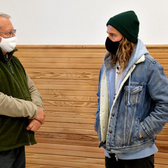 Exclusif - Le chanteur Julien Doré à la rencontre des sinistrés avec des bénévoles du Secours populaire dans la Vésubie suite au passage de la tempête Alex, à Saint-Martin-Vésubie, France, le 21 novembre 2020. Une vingtaine de célébrités ont lancé une tombola en ligne (karmadon.org) pour venir en aide à ceux qui sont dans le besoin, j'usqu'ici, ce sont 200 000 € qui ont été collectés, au profit du Secours populaire afin de venir en aide aux habitants des Alpes Maritimes qui ont été gravement touchés par la tempête Alex le 3 octobre dernier. Le chanteur et les bénévoles du Secours populaire ont échangé avec le maire de Saint-Martin-Vésubie. C'est à Saint-Martin-Vésubie où enfant Julien Doré passait ses vacances dans le chalet de sa grand-mère. Il y a composé et enregistré les chansons de son album "&" (Esperluette). © Bruno Bebert/Bestimage