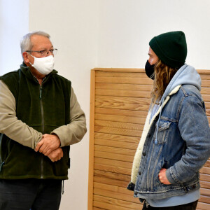 Exclusif - Le chanteur Julien Doré à la rencontre des sinistrés avec des bénévoles du Secours populaire dans la Vésubie suite au passage de la tempête Alex, à Saint-Martin-Vésubie, France, le 21 novembre 2020. Une vingtaine de célébrités ont lancé une tombola en ligne (karmadon.org) pour venir en aide à ceux qui sont dans le besoin, j'usqu'ici, ce sont 200 000 € qui ont été collectés, au profit du Secours populaire afin de venir en aide aux habitants des Alpes Maritimes qui ont été gravement touchés par la tempête Alex le 3 octobre dernier. Le chanteur et les bénévoles du Secours populaire ont échangé avec le maire de Saint-Martin-Vésubie. C'est à Saint-Martin-Vésubie où enfant Julien Doré passait ses vacances dans le chalet de sa grand-mère. Il y a composé et enregistré les chansons de son album "&" (Esperluette). © Bruno Bebert/Bestimage
