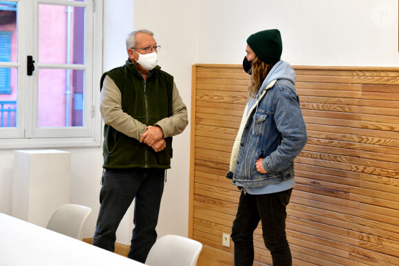 Exclusif - Le chanteur Julien Doré à la rencontre des sinistrés avec des bénévoles du Secours populaire dans la Vésubie suite au passage de la tempête Alex, à Saint-Martin-Vésubie, France, le 21 novembre 2020. Une vingtaine de célébrités ont lancé une tombola en ligne (karmadon.org) pour venir en aide à ceux qui sont dans le besoin, j'usqu'ici, ce sont 200 000 € qui ont été collectés, au profit du Secours populaire afin de venir en aide aux habitants des Alpes Maritimes qui ont été gravement touchés par la tempête Alex le 3 octobre dernier. Le chanteur et les bénévoles du Secours populaire ont échangé avec le maire de Saint-Martin-Vésubie. C'est à Saint-Martin-Vésubie où enfant Julien Doré passait ses vacances dans le chalet de sa grand-mère. Il y a composé et enregistré les chansons de son album "&" (Esperluette). © Bruno Bebert/Bestimage