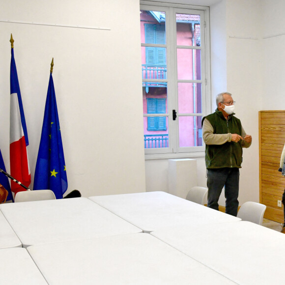 Exclusif - Le chanteur Julien Doré à la rencontre des sinistrés avec des bénévoles du Secours populaire dans la Vésubie suite au passage de la tempête Alex, à Saint-Martin-Vésubie, France, le 21 novembre 2020. Une vingtaine de célébrités ont lancé une tombola en ligne (karmadon.org) pour venir en aide à ceux qui sont dans le besoin, j'usqu'ici, ce sont 200 000 € qui ont été collectés, au profit du Secours populaire afin de venir en aide aux habitants des Alpes Maritimes qui ont été gravement touchés par la tempête Alex le 3 octobre dernier. Le chanteur et les bénévoles du Secours populaire ont échangé avec le maire de Saint-Martin-Vésubie. C'est à Saint-Martin-Vésubie où enfant Julien Doré passait ses vacances dans le chalet de sa grand-mère. Il y a composé et enregistré les chansons de son album "&" (Esperluette). © Bruno Bebert/Bestimage