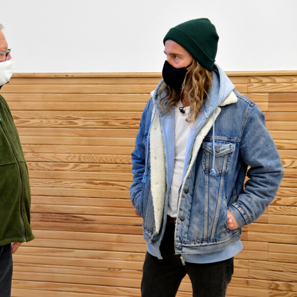 Exclusif - Le chanteur Julien Doré à la rencontre des sinistrés avec des bénévoles du Secours populaire dans la Vésubie suite au passage de la tempête Alex, à Saint-Martin-Vésubie, France, le 21 novembre 2020. Une vingtaine de célébrités ont lancé une tombola en ligne (karmadon.org) pour venir en aide à ceux qui sont dans le besoin, j'usqu'ici, ce sont 200 000 € qui ont été collectés, au profit du Secours populaire afin de venir en aide aux habitants des Alpes Maritimes qui ont été gravement touchés par la tempête Alex le 3 octobre dernier. Le chanteur et les bénévoles du Secours populaire ont échangé avec le maire de Saint-Martin-Vésubie. C'est à Saint-Martin-Vésubie où enfant Julien Doré passait ses vacances dans le chalet de sa grand-mère. Il y a composé et enregistré les chansons de son album "&" (Esperluette). © Bruno Bebert/Bestimage