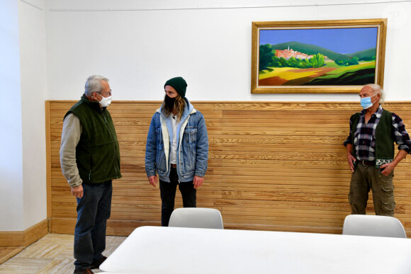 Exclusif - Le chanteur Julien Doré à la rencontre des sinistrés avec des bénévoles du Secours populaire dans la Vésubie suite au passage de la tempête Alex, à Saint-Martin-Vésubie, France, le 21 novembre 2020. Une vingtaine de célébrités ont lancé une tombola en ligne (karmadon.org) pour venir en aide à ceux qui sont dans le besoin, j'usqu'ici, ce sont 200 000 € qui ont été collectés, au profit du Secours populaire afin de venir en aide aux habitants des Alpes Maritimes qui ont été gravement touchés par la tempête Alex le 3 octobre dernier. Le chanteur et les bénévoles du Secours populaire ont échangé avec le maire de Saint-Martin-Vésubie. C'est à Saint-Martin-Vésubie où enfant Julien Doré passait ses vacances dans le chalet de sa grand-mère. Il y a composé et enregistré les chansons de son album "&" (Esperluette). © Bruno Bebert/Bestimage