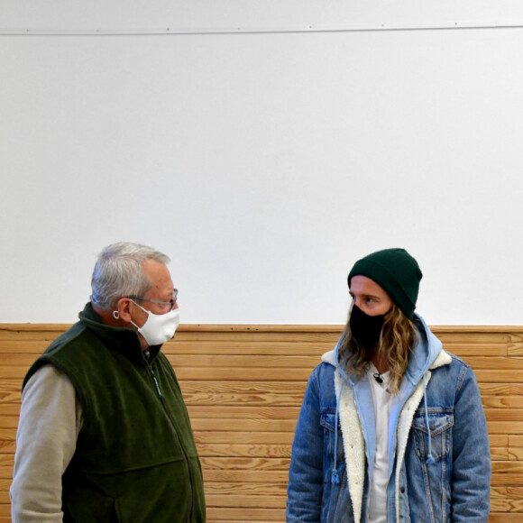 Exclusif - Le chanteur Julien Doré à la rencontre des sinistrés avec des bénévoles du Secours populaire dans la Vésubie suite au passage de la tempête Alex, à Saint-Martin-Vésubie, France, le 21 novembre 2020. Une vingtaine de célébrités ont lancé une tombola en ligne (karmadon.org) pour venir en aide à ceux qui sont dans le besoin, j'usqu'ici, ce sont 200 000 € qui ont été collectés, au profit du Secours populaire afin de venir en aide aux habitants des Alpes Maritimes qui ont été gravement touchés par la tempête Alex le 3 octobre dernier. Le chanteur et les bénévoles du Secours populaire ont échangé avec le maire de Saint-Martin-Vésubie. C'est à Saint-Martin-Vésubie où enfant Julien Doré passait ses vacances dans le chalet de sa grand-mère. Il y a composé et enregistré les chansons de son album "&" (Esperluette). © Bruno Bebert/Bestimage