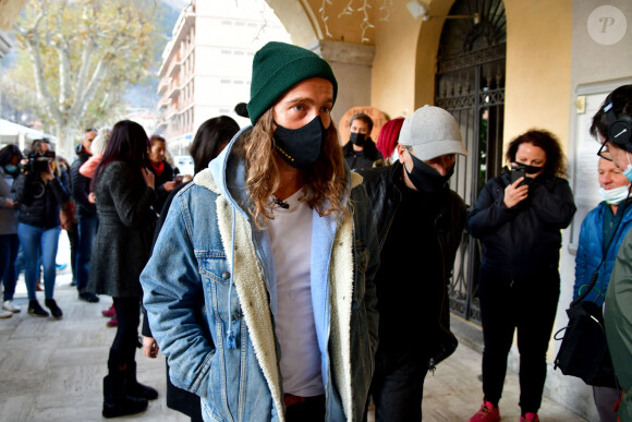 Exclusif - Le chanteur Julien Doré à la rencontre des sinistrés avec des bénévoles du Secours populaire dans la Vésubie suite au passage de la tempête Alex, à Saint-Martin-Vésubie, France, le 21 novembre 2020. Une vingtaine de célébrités ont lancé une tombola en ligne (karmadon.org) pour venir en aide à ceux qui sont dans le besoin, j'usqu'ici, ce sont 200 000 € qui ont été collectés, au profit du Secours populaire afin de venir en aide aux habitants des Alpes Maritimes qui ont été gravement touchés par la tempête Alex le 3 octobre dernier. Le chanteur et les bénévoles du Secours populaire ont échangé avec le maire de Saint-Martin-Vésubie. C'est à Saint-Martin-Vésubie où enfant Julien Doré passait ses vacances dans le chalet de sa grand-mère. Il y a composé et enregistré les chansons de son album "&" (Esperluette). © Bruno Bebert/Bestimage