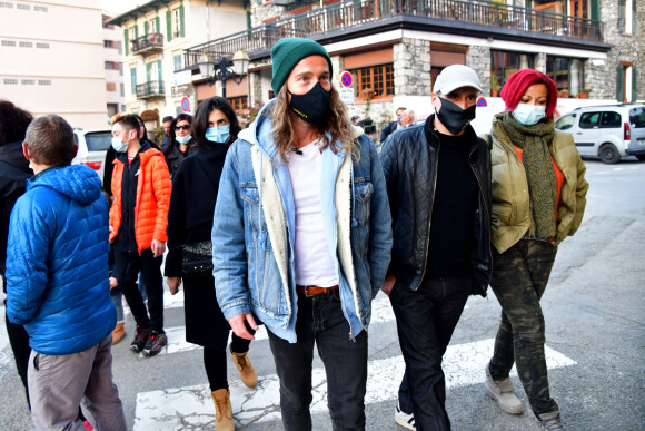 Exclusif - Le chanteur Julien Doré à la rencontre des sinistrés avec des bénévoles du Secours populaire dans la Vésubie suite au passage de la tempête Alex, à Saint-Martin-Vésubie, France, le 21 novembre 2020. Une vingtaine de célébrités ont lancé une tombola en ligne (karmadon.org) pour venir en aide à ceux qui sont dans le besoin, j'usqu'ici, ce sont 200 000 € qui ont été collectés, au profit du Secours populaire afin de venir en aide aux habitants des Alpes Maritimes qui ont été gravement touchés par la tempête Alex le 3 octobre dernier. Le chanteur et les bénévoles du Secours populaire ont échangé avec le maire de Saint-Martin-Vésubie. C'est à Saint-Martin-Vésubie où enfant Julien Doré passait ses vacances dans le chalet de sa grand-mère. Il y a composé et enregistré les chansons de son album "&" (Esperluette). © Bruno Bebert/Bestimage