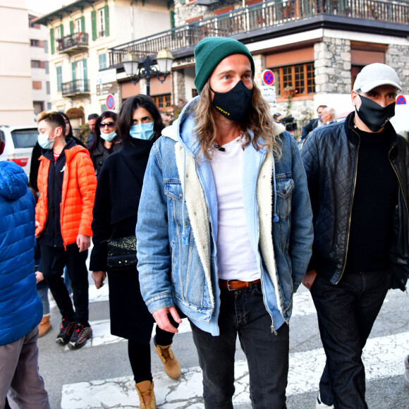 Exclusif - Le chanteur Julien Doré à la rencontre des sinistrés avec des bénévoles du Secours populaire dans la Vésubie suite au passage de la tempête Alex, à Saint-Martin-Vésubie, France, le 21 novembre 2020. Une vingtaine de célébrités ont lancé une tombola en ligne (karmadon.org) pour venir en aide à ceux qui sont dans le besoin, j'usqu'ici, ce sont 200 000 € qui ont été collectés, au profit du Secours populaire afin de venir en aide aux habitants des Alpes Maritimes qui ont été gravement touchés par la tempête Alex le 3 octobre dernier. Le chanteur et les bénévoles du Secours populaire ont échangé avec le maire de Saint-Martin-Vésubie. C'est à Saint-Martin-Vésubie où enfant Julien Doré passait ses vacances dans le chalet de sa grand-mère. Il y a composé et enregistré les chansons de son album "&" (Esperluette). © Bruno Bebert/Bestimage