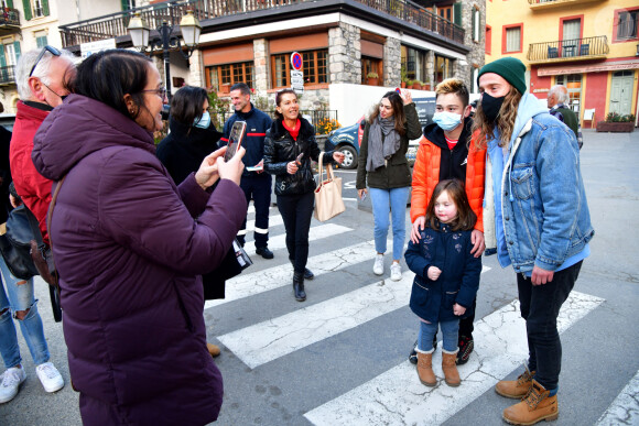 Exclusif - Le chanteur Julien Doré à la rencontre des sinistrés avec des bénévoles du Secours populaire dans la Vésubie suite au passage de la tempête Alex, à Saint-Martin-Vésubie, France, le 21 novembre 2020. Une vingtaine de célébrités ont lancé une tombola en ligne (karmadon.org) pour venir en aide à ceux qui sont dans le besoin, j'usqu'ici, ce sont 200 000 € qui ont été collectés, au profit du Secours populaire afin de venir en aide aux habitants des Alpes Maritimes qui ont été gravement touchés par la tempête Alex le 3 octobre dernier. Le chanteur et les bénévoles du Secours populaire ont échangé avec le maire de Saint-Martin-Vésubie. C'est à Saint-Martin-Vésubie où enfant Julien Doré passait ses vacances dans le chalet de sa grand-mère. Il y a composé et enregistré les chansons de son album "&" (Esperluette). © Bruno Bebert/Bestimage