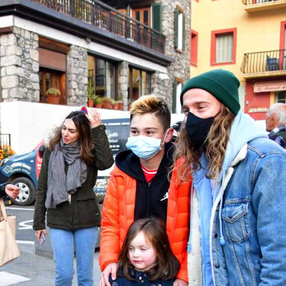 Exclusif - Le chanteur Julien Doré à la rencontre des sinistrés avec des bénévoles du Secours populaire dans la Vésubie suite au passage de la tempête Alex, à Saint-Martin-Vésubie, France, le 21 novembre 2020. Une vingtaine de célébrités ont lancé une tombola en ligne (karmadon.org) pour venir en aide à ceux qui sont dans le besoin, j'usqu'ici, ce sont 200 000 € qui ont été collectés, au profit du Secours populaire afin de venir en aide aux habitants des Alpes Maritimes qui ont été gravement touchés par la tempête Alex le 3 octobre dernier. Le chanteur et les bénévoles du Secours populaire ont échangé avec le maire de Saint-Martin-Vésubie. C'est à Saint-Martin-Vésubie où enfant Julien Doré passait ses vacances dans le chalet de sa grand-mère. Il y a composé et enregistré les chansons de son album "&" (Esperluette). © Bruno Bebert/Bestimage