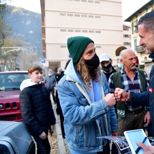 Exclusif - Le chanteur Julien Doré à la rencontre des sinistrés avec des bénévoles du Secours populaire dans la Vésubie suite au passage de la tempête Alex, à Saint-Martin-Vésubie, France, le 21 novembre 2020. Une vingtaine de célébrités ont lancé une tombola en ligne (karmadon.org) pour venir en aide à ceux qui sont dans le besoin, j'usqu'ici, ce sont 200 000 € qui ont été collectés, au profit du Secours populaire afin de venir en aide aux habitants des Alpes Maritimes qui ont été gravement touchés par la tempête Alex le 3 octobre dernier. Le chanteur et les bénévoles du Secours populaire ont échangé avec le maire de Saint-Martin-Vésubie. C'est à Saint-Martin-Vésubie où enfant Julien Doré passait ses vacances dans le chalet de sa grand-mère. Il y a composé et enregistré les chansons de son album "&" (Esperluette). © Bruno Bebert/Bestimage