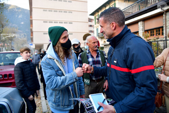 Exclusif - Le chanteur Julien Doré à la rencontre des sinistrés avec des bénévoles du Secours populaire dans la Vésubie suite au passage de la tempête Alex, à Saint-Martin-Vésubie, France, le 21 novembre 2020. Une vingtaine de célébrités ont lancé une tombola en ligne (karmadon.org) pour venir en aide à ceux qui sont dans le besoin, j'usqu'ici, ce sont 200 000 € qui ont été collectés, au profit du Secours populaire afin de venir en aide aux habitants des Alpes Maritimes qui ont été gravement touchés par la tempête Alex le 3 octobre dernier. Le chanteur et les bénévoles du Secours populaire ont échangé avec le maire de Saint-Martin-Vésubie. C'est à Saint-Martin-Vésubie où enfant Julien Doré passait ses vacances dans le chalet de sa grand-mère. Il y a composé et enregistré les chansons de son album "&" (Esperluette). © Bruno Bebert/Bestimage