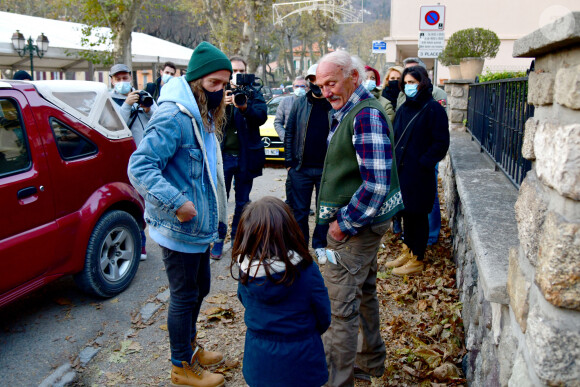 Exclusif - Le chanteur Julien Doré à la rencontre des sinistrés avec des bénévoles du Secours populaire dans la Vésubie suite au passage de la tempête Alex, à Saint-Martin-Vésubie, France, le 21 novembre 2020. Une vingtaine de célébrités ont lancé une tombola en ligne (karmadon.org) pour venir en aide à ceux qui sont dans le besoin, j'usqu'ici, ce sont 200 000 € qui ont été collectés, au profit du Secours populaire afin de venir en aide aux habitants des Alpes Maritimes qui ont été gravement touchés par la tempête Alex le 3 octobre dernier. Le chanteur et les bénévoles du Secours populaire ont échangé avec le maire de Saint-Martin-Vésubie. C'est à Saint-Martin-Vésubie où enfant Julien Doré passait ses vacances dans le chalet de sa grand-mère. Il y a composé et enregistré les chansons de son album "&" (Esperluette). © Bruno Bebert/Bestimage