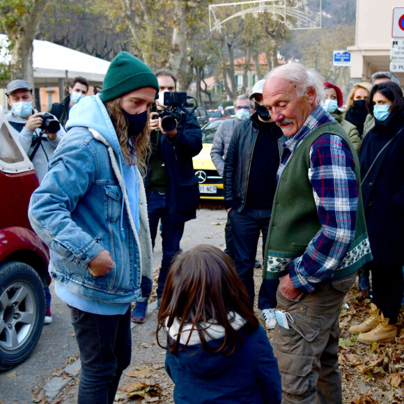 Exclusif - Le chanteur Julien Doré à la rencontre des sinistrés avec des bénévoles du Secours populaire dans la Vésubie suite au passage de la tempête Alex, à Saint-Martin-Vésubie, France, le 21 novembre 2020. Une vingtaine de célébrités ont lancé une tombola en ligne (karmadon.org) pour venir en aide à ceux qui sont dans le besoin, j'usqu'ici, ce sont 200 000 € qui ont été collectés, au profit du Secours populaire afin de venir en aide aux habitants des Alpes Maritimes qui ont été gravement touchés par la tempête Alex le 3 octobre dernier. Le chanteur et les bénévoles du Secours populaire ont échangé avec le maire de Saint-Martin-Vésubie. C'est à Saint-Martin-Vésubie où enfant Julien Doré passait ses vacances dans le chalet de sa grand-mère. Il y a composé et enregistré les chansons de son album "&" (Esperluette). © Bruno Bebert/Bestimage