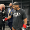 Mike Tyson a affronté Roy Jones Jr dans un combat de boxe à Los Angeles.