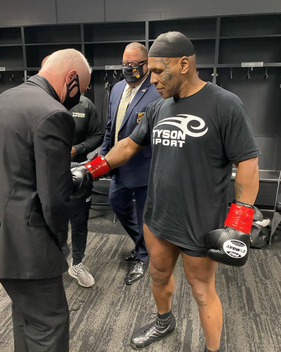Mike Tyson a affronté Roy Jones Jr dans un combat de boxe à Los Angeles.