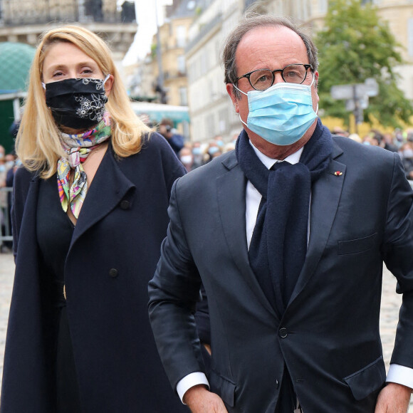 François Hollande et sa compagne Julie Gayet - Arrivées aux obsèques de Juliette Gréco en l'église Saint-Germain-des-Prés. Le 5 octobre 2020 © Jacovides-Moreau / Bestimage 