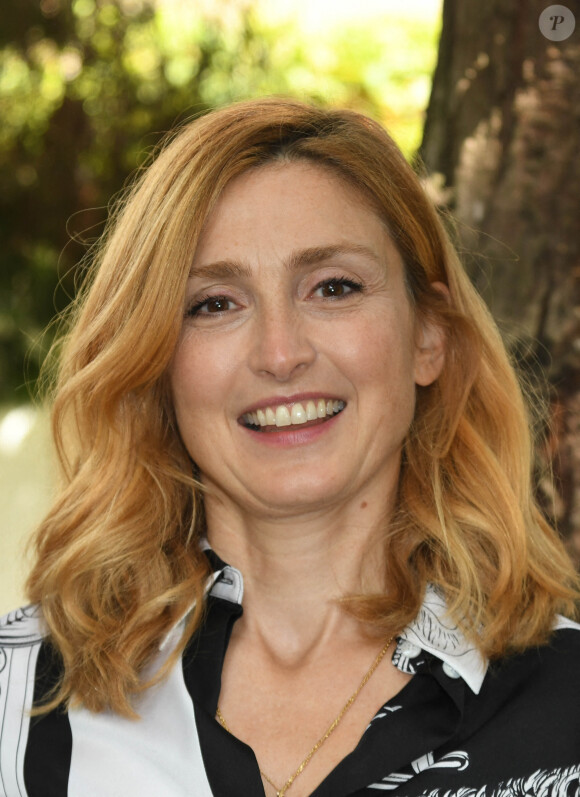 Julie Gayet au photocall du film "Poly" - Festival du film Francophone d'Angoulême 2020 le 29 Août 2020. © Guirec Coadic / Bestimage 