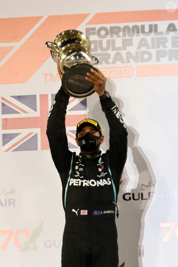 Lewis Hamilton, Mercedes-AMG Petronas F1, 1st position, lifts his trophy - Grand Prix automobile de Bahreïn 2020, le 29 novembre 2020. © Motorsport / Panoramic / Bestimage