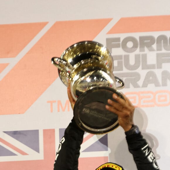 Lewis Hamilton, Mercedes-AMG Petronas F1, 1st position, lifts his trophy - Grand Prix automobile de Bahreïn 2020, le 29 novembre 2020. © Motorsport / Panoramic / Bestimage