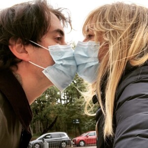 Enora Malagré, animatrice et comédienne, et son amoureux Hugo.