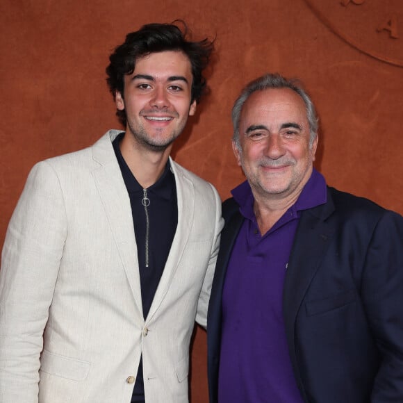 Antoine Duléry et son fils Raphaël au village lors des internationaux de tennis de Roland Garros à Paris, le 10 juin 2018. © Moreau-Jacovides/Bestimage 