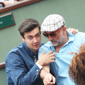 Antoine Duléry et son fils Raphaël dans les tribunes lors des internationaux de France de Roland Garros à Paris, le 2 juin 2017. © Dominique Jacovides-Cyril Moreau/Bestimage 