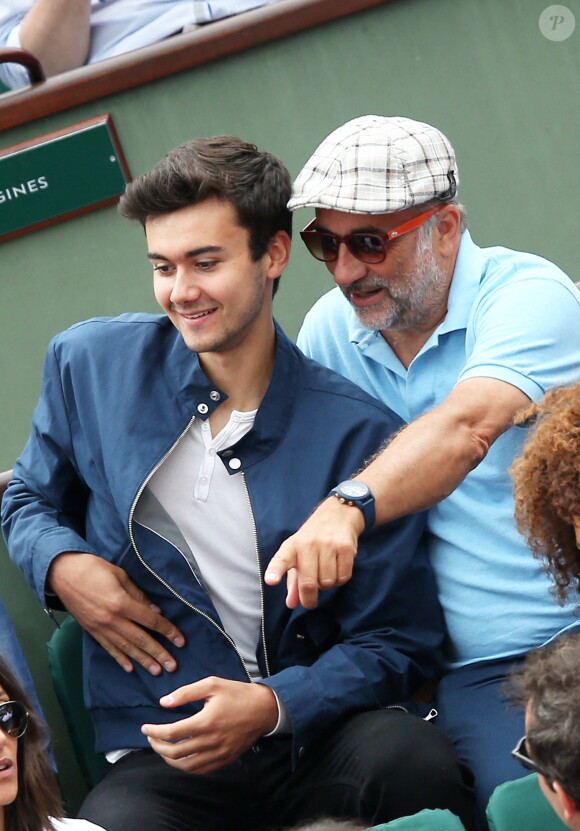 Antoine Duléry et son fils Raphaël dans les tribunes lors des internationaux de France de Roland Garros à Paris, le 2 juin 2017. © Dominique Jacovides-Cyril Moreau/Bestimage 