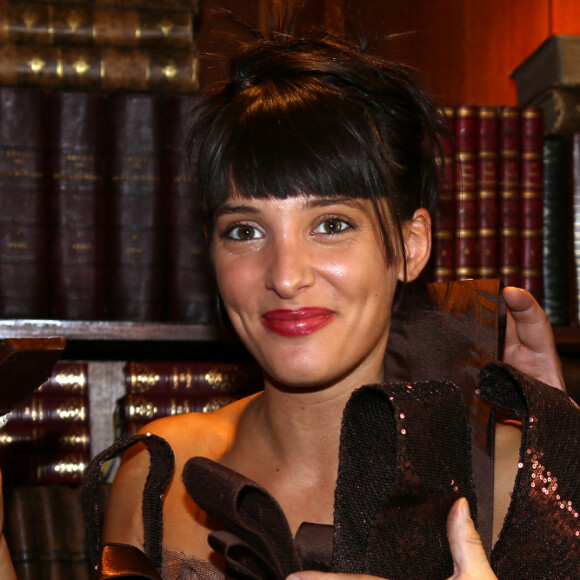 Exclusif - Erika Moulet essaie sa robe en chocolat avec Max Chaoul, le couturier et créateur spécialisé dans les robes de mariées à Paris, le 13 octobre 2014. Cette robe a été spécialement confectionnée par Max Chaoul pour la 20ème édition du Salon du Chocolat où Erika Moulet défilera avec cette robe.