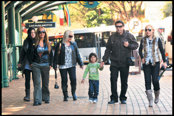 Exclusif- Maradona en famille avec Veronica Ojeda et leur fils lors de la Coupe du monde de football en 2010. 
