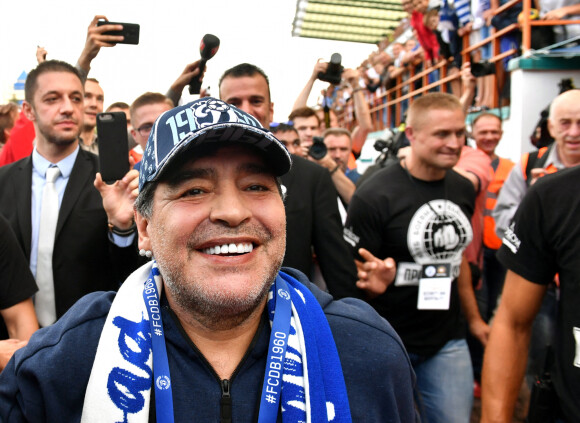 Diego Armando Maradona est nommé président du club de football "Dinamo Brest" en Biélorussie. A cette occasion il donne une conférence de presse puis se rend au stade rencontrer les supporters du club.
