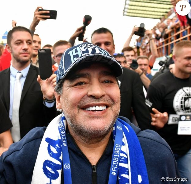 Diego Armando Maradona est nommé président du club de football "Dinamo Brest" en Biélorussie. A cette occasion il donne une conférence de presse puis se rend au stade rencontrer les supporters du club.