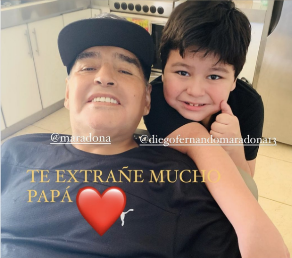 Diego Maradona et son fils Diego Fernando (7 ans) posent ensemble sur Instagram juste avant la mort de la légende du football.