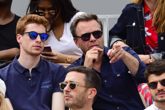 Guillaume de Tonquédec avec son fils Timothé dans les tribunes des internationaux de France de tennis de Roland Garros 2019 à Paris, le 26 mai 2019.