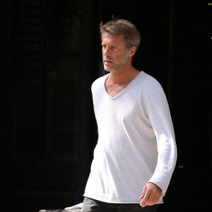 Le prince Emmanuel Philibert de Savoie - Laeticia Hallyday et ses filles Jade et Joy ont quitté la villa de Los Angeles pour se rendre à l'aéroport LAX de Los Angeles et prendre un vol à destination de Paris, le 11 octobre 2020. Le prince Emmanuel Philibert de Savoie et un couple d'amis ont aidé Laeticia a mettre les bagages dans la limousine.